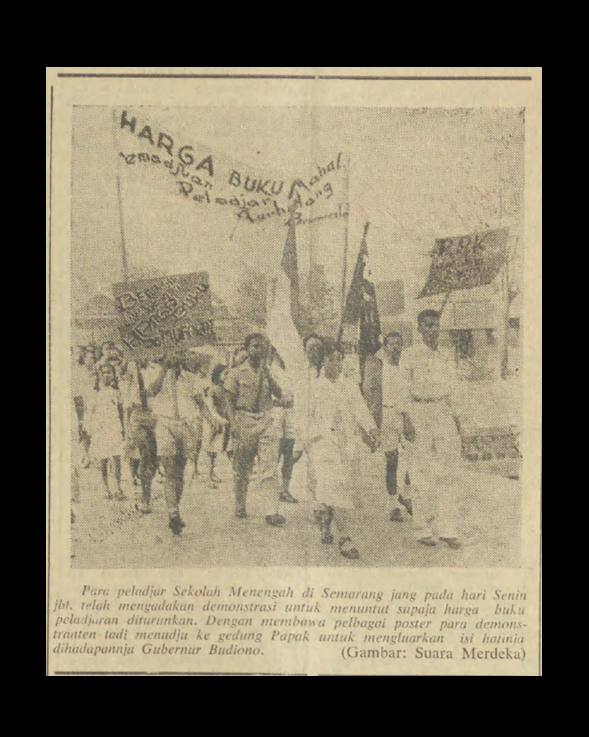 potretlawas's tweet photo. Dan yang begini bukan sekali-dua-kali terjadi. Ujung 1953 misal, pelajar-pelajar sekolah menengah, baik negeri dan swasta, di Jawa Tengah berulang kali turun ke jalan memprotes harga buku yang kian mahal. Di Solo. Di Semarang.

Menariknya, para pedagang buku juga ikut berdemo. https://t.co/zBX9oMFMgt