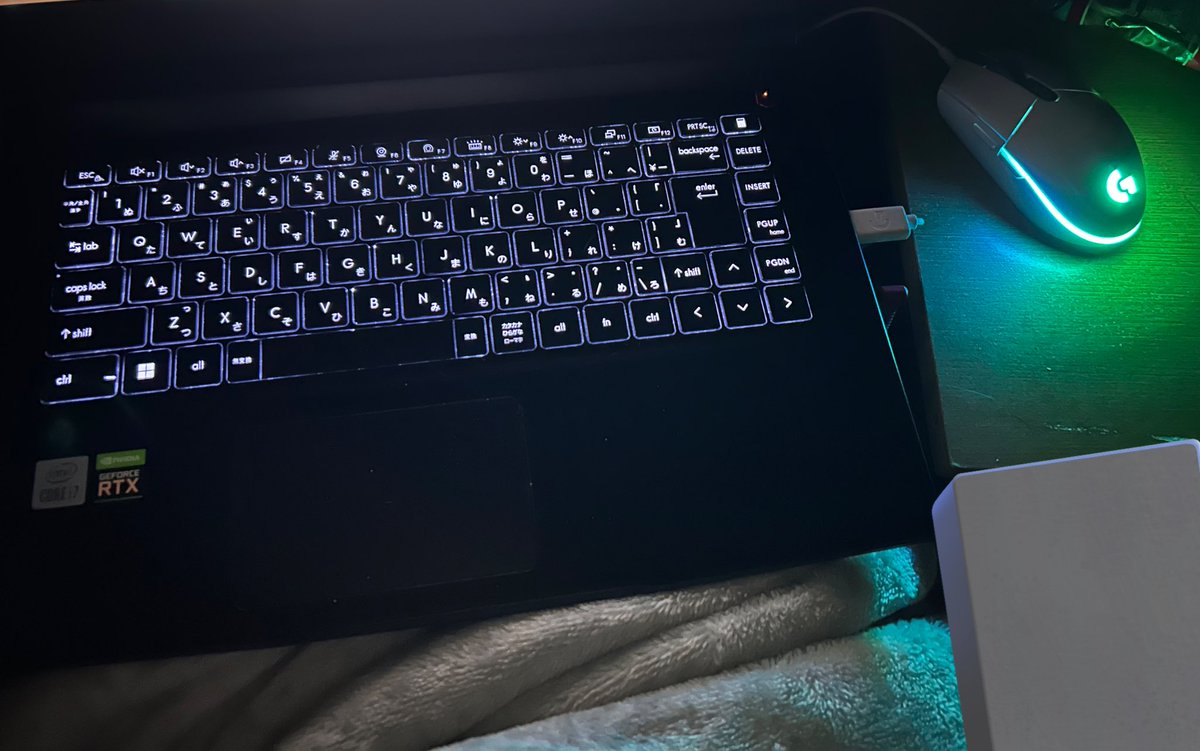 Control_B_'s tweet image. 俺の今の作業環境、椅子の上に木の板を乗っけて擬似的な机を作り、膝の上にPC乗っけてベッドに座りながらなの終わってる