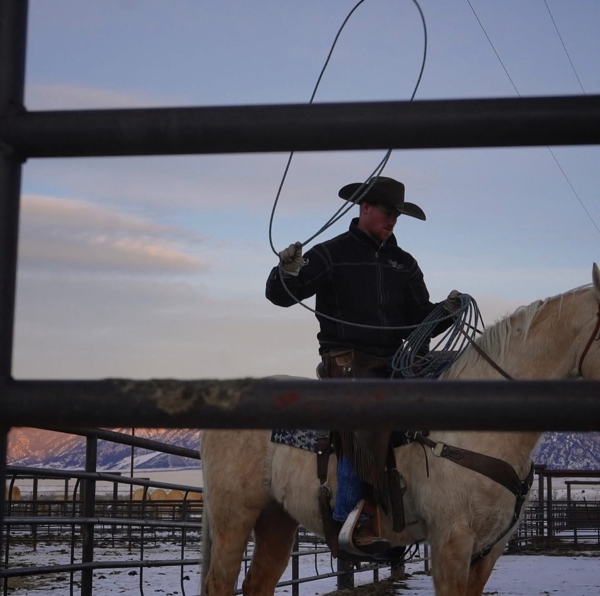 Jeremy_Rich12's tweet photo. The roping pen, where cowboys are king!ππ»
#cowboyup #teamroping #ranchroping #montana https://t.co/9q5XnPqZLo