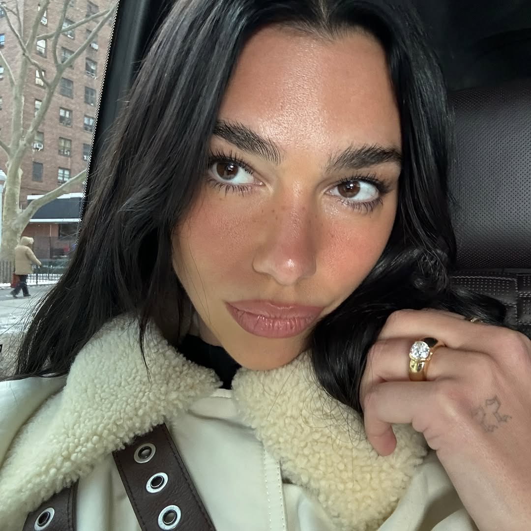 lipapictures's tweet photo. DUA LIPA AND HER ENGAGEMENT RING https://t.co/N3RZlpMlgw