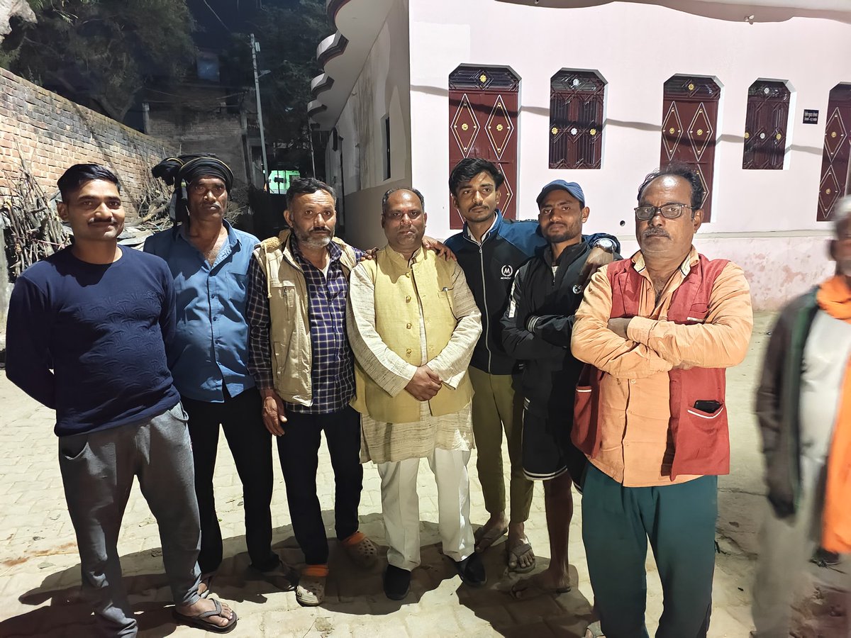 surendraKsp4bjp's tweet photo. वार्ड नंबर 5 Nagar Panchayat Kishanpur के विद्यार्थी, युवा, सामाजिक, राजनैतिक, व्यवसायिक,  संघर्षशील कार्यकर्ता साथियों से मुलाकात कर समाज की शैक्षिक/ राजनैतिक भागेदारी  की चर्चा हुई।
शैक्षिक योग्यता में सुधार के साथ साथ राजनैतिक भागेदारी में संघर्ष  की हुंकार भरी। https://t.co/x6ZkvQ7xfW