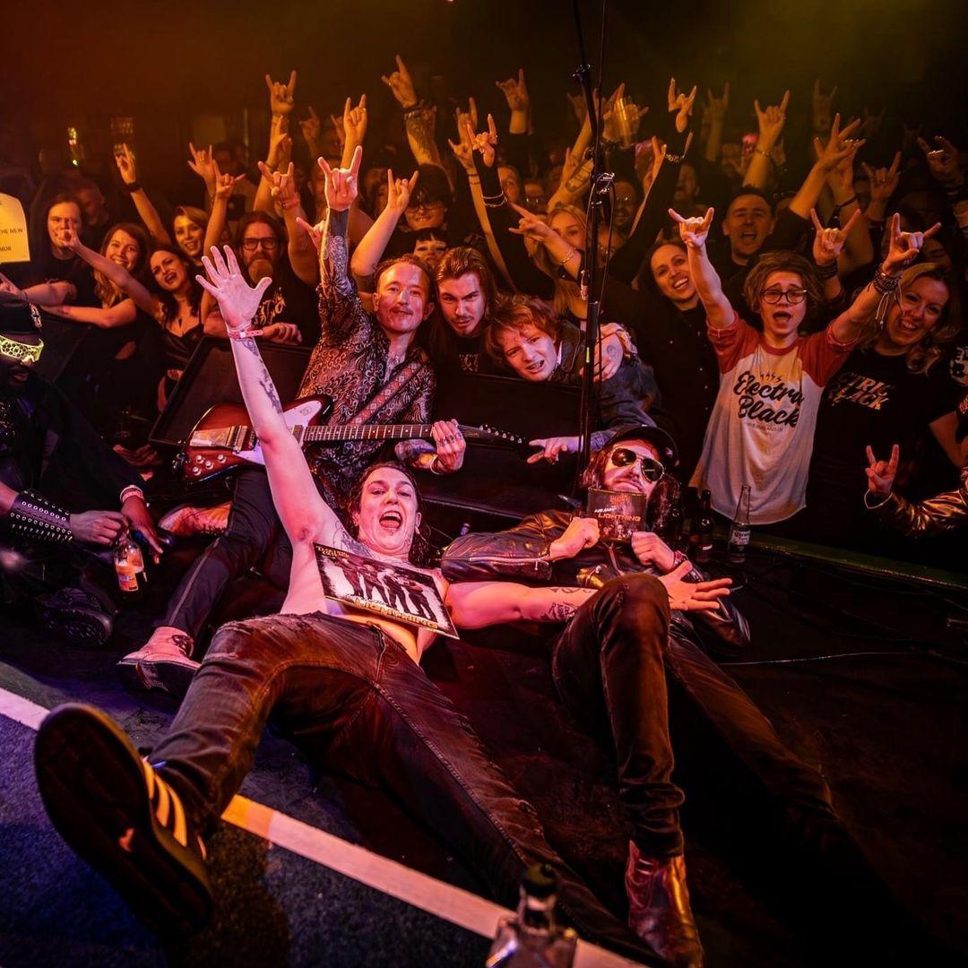 ElectricBlack3's tweet image. It’s been one full trip around the sun since we hit the top 10 of the Uk rock charts with our 2nd album 
𝑳𝒂𝒕𝒆 𝑵𝒊𝒈𝒉𝒕 𝑳𝒊𝒈𝒉𝒕𝒏𝒊𝒏𝒈 👊📊⚡️🖤

Who here has a physical copy? 💿

And what’s your favourite track? 🔂
#achivement #charts #rockcharts #ukrock #electricblack