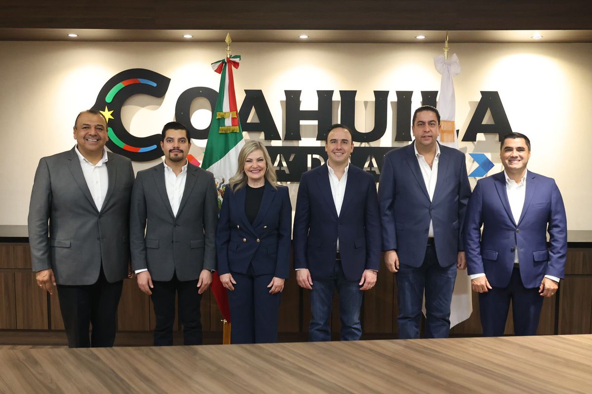 manolojim's tweet image. Continuamos fortaleciendo nuestro gran equipo de trabajo para seguir cumpliéndole a nuestra gente #Coahuila 👍🏼🤠💪🏼