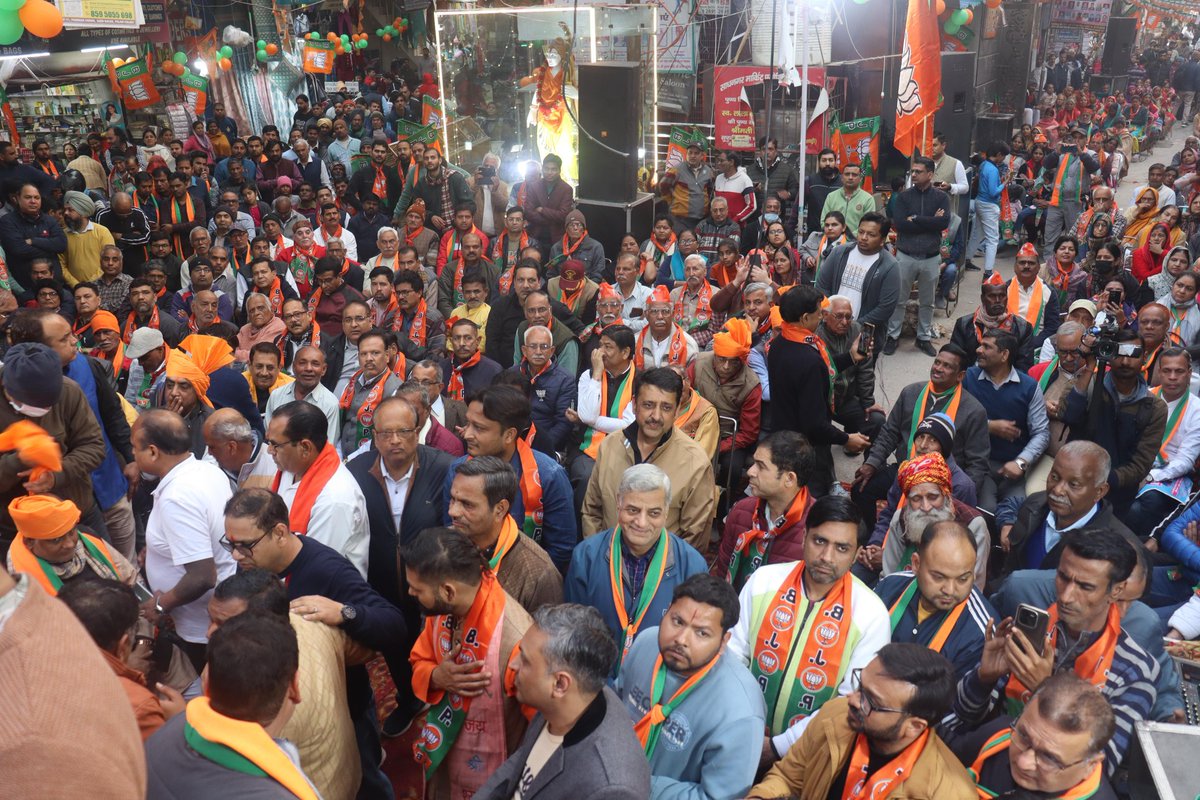 #विशाल_जन_समर्थन
आज राम चौक मार्केट, साध नगर वार्ड में आयोजित विशाल जनसभा में समस्त व्यापारी समुदाय एवं मार्केट एसोसिएशन के प्रधानों ने केजरीवाल की व्यापार विरोधी नीतियों से त्रस्त होकर स्वर में होने वाले 5 फरवरी को चुनाव में हर बूथ पर कमल खिलाने का दृढ़ संकल्प लिया।