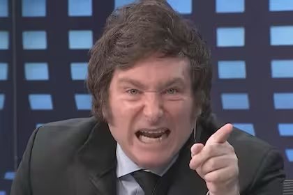 AguLecchi's tweet photo. La @TV_Publica en el gobierno de CFK cubría las movilizaciones de la Soc Rural o pueblos originarios que criticaban al gobierno

En el macrismo contra la reforma previsional o con AF a los anticuarentena.

¿Sabes con quién hay censura y no hay libertad de expresión? Si, con Milei https://t.co/t1cpcuiF0P