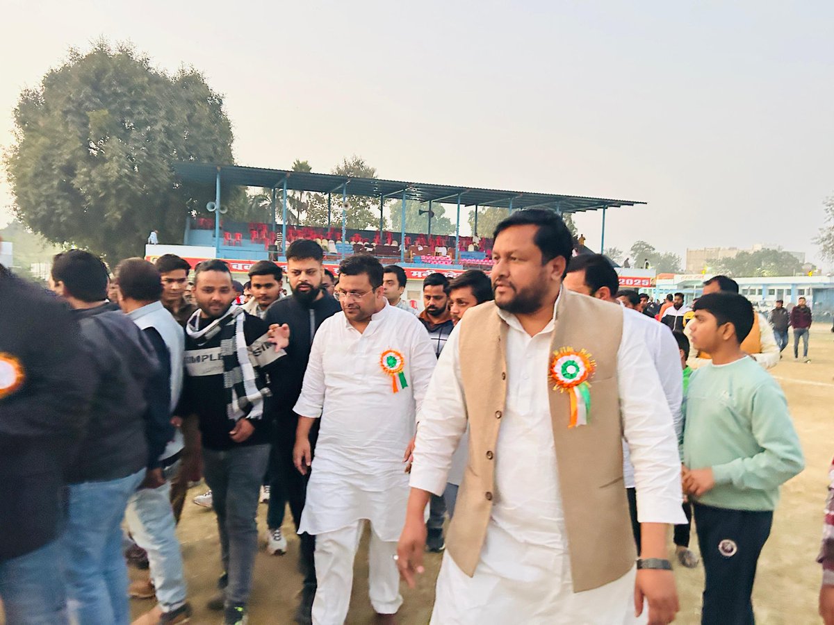 AfsalShaan6108's tweet photo. आज इंदिरा गांधी स्टेडियम में स्व. डॉक्टर वकार अहमद शाह प्राइस मनी स्टेट टूर्नामेंट फाइनल मुकाबला बहुत ही रोचक रहा जिसमे मुख्य अतिथि पूर्व मंत्री बड़े भाई माननीय यासर शाह जी के साथ शामिल हुआ @yasarshah_SP @yadavakhilesh @JyotiDevSpeaks https://t.co/21R8vsaOt6