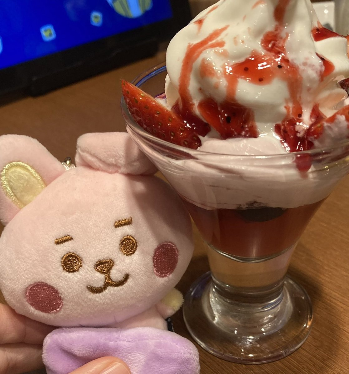 guuu_901's tweet image. かぞくでご飯𓂃 𓈒 𓌉𓇋 🤍  ̖́-
デザートまでしっかり食べてきました😋
クキたんも一緒におでかけして来ました✩.*˚うまうま( ˶ ᷇ 𖥦 ᷆ ˵ )
 #人見知りARMYの会
 #大人ARMYさんと繋がりたい