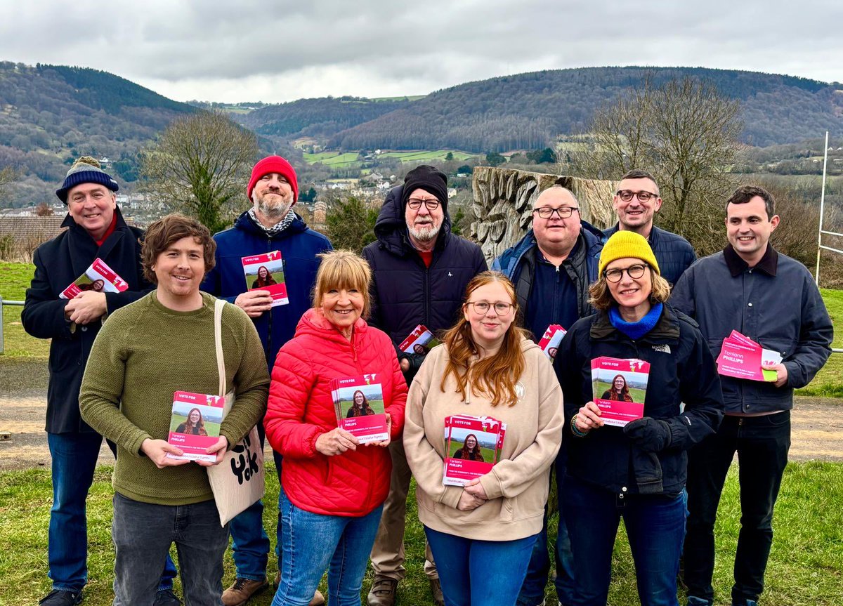 Chilly session in Trevethin for Toniann this AM! Just two weeks to go before the Trevethin &amp; Penygarn by-election! #voteLabour 🏴󠁧󠁢󠁷󠁬󠁳󠁿🌹