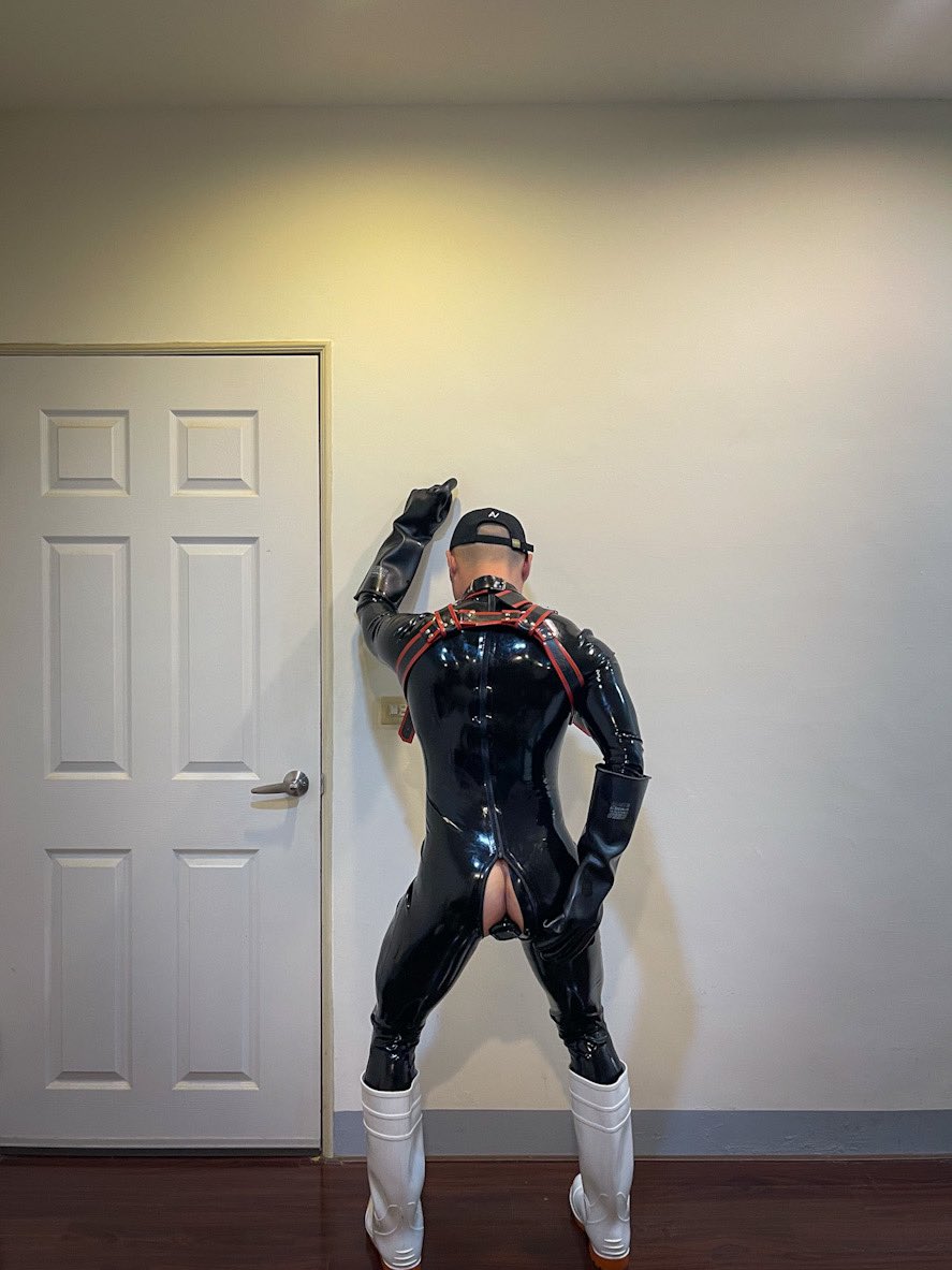 穿上膠衣，套上胸甲+新買的白雨鞋，怎麼能忘了🤜🏽🍑🌸☺️

新年快樂。Happy new year of the snake 🐍 

#fisting #rubber #rubberboots #happylunarnewyear2025