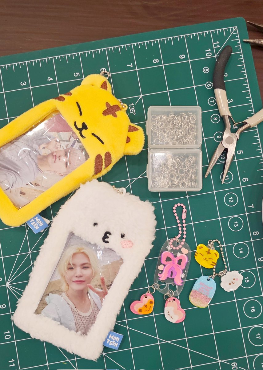 mouishappy's tweet photo. #withmoonshot 🎨🪄
- shrink plastic workshop
บรรยากาศสตูน่ารักเป็นกันเองเหมือนเดิมเลยย สีให้ใช้เยอะฉ่ำ เพิ่มเติมคือนวัตกรรมเตาอบสำหรับงานชริ้ง ชีวิตง่ายขึ้นเยอะ 5555555 แห่ปปี้กับผลลัพธ์วันนี้มาก พุมจัย มันเป็นเอ็นดูเสมอเวลาน้อนหดเหลือตัวแค่นิ 🤲🏻 ไว้มีโอกาสจะแวะไปใหม่ค่าา 🫶🏻 https://t.co/0tqItRCWf4