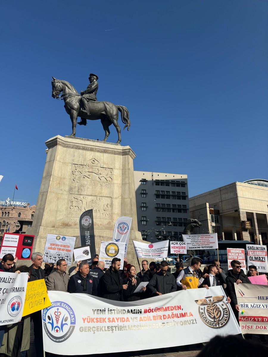 yurdakultugba66's tweet photo. Binlerce mezun sağlıkçı işsiz, hastaneler personel sıkıntısı çekiyor. Çözüm belli: Atama! @drmemisoglu @memetsimsek #SağlıkçıAtamaİçinUlusta https://t.co/Q1SN8jgkYe