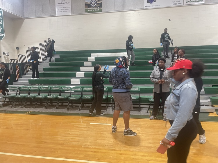 wbrpanthers's tweet photo. 🏀 Packed gym last night. Great win for the girls, tough loss for guys. Waiting for gym to clear after the game, it was impressive to watch PHS Beta students clean the bleachers.
Kudos to those students &amp; their sponsor 👏👏👏 https://t.co/ubgo7UEbqO