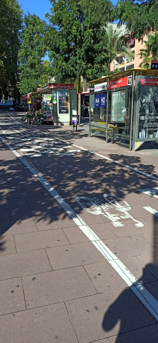 graciense2025's tweet photo. @bcn_hg Si està prohibit circular per vorera,eliminaran el carril bici de Pg Valldaura per vorera??
És contradictori i perillós.@Bcn_NouBarris https://t.co/0KUJttruei