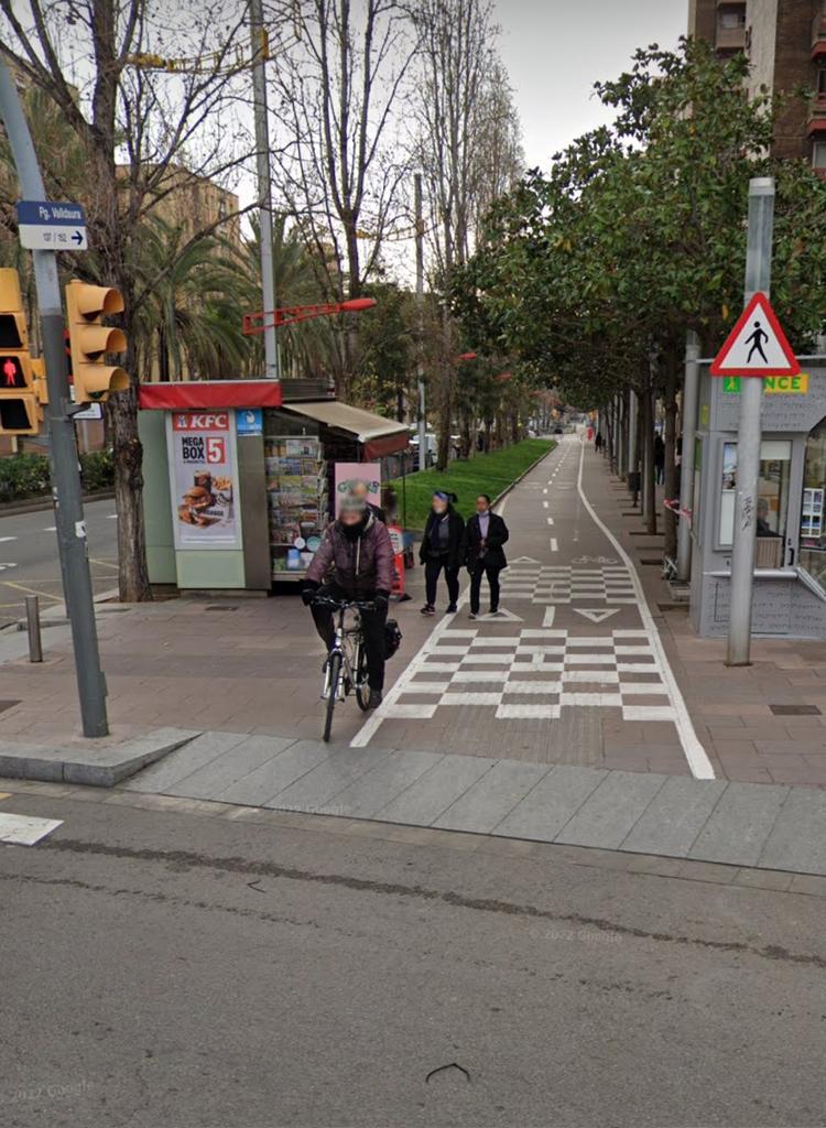 graciense2025's tweet photo. @bcn_hg Si està prohibit circular per vorera,eliminaran el carril bici de Pg Valldaura per vorera??
És contradictori i perillós.@Bcn_NouBarris https://t.co/0KUJttruei