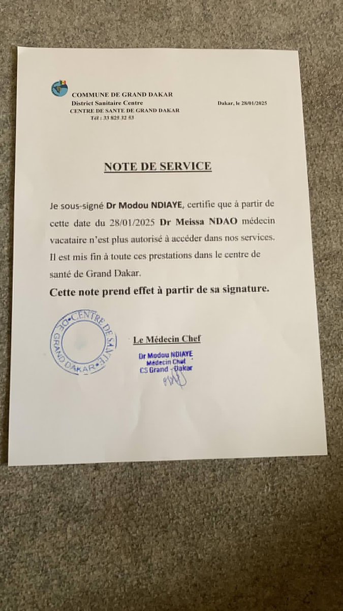 Noo_IDcard's tweet photo. ‼️ Encore un jeune médecin sénégalais victime d’injustice et de mépris !

Le Dr Ndao, brillant et engagé, vient de recevoir une note de service lui signifiant son licenciement. Son seul "tort" ? Avoir voulu assister à la réunion de cogestion de l’hôpital.

Ce jeune médecin, payé 200 000 FCFA par mois pour assurer les permanences du matin du lundi au vendredi, subit aujourd’hui une décision arbitraire. Ce cas n’est malheureusement pas isolé.

La réalité des jeunes médecins sénégalais

Les jeunes médecins du Sénégal souffrent d’une surexploitation constante dans les structures de santé du pays. Bien qu’ils assurent l’essentiel du travail – consultation, hospitalisation, surveillance, prescription – ils sont mal rémunérés et peu considérés. Ce sont eux qui sont au contact direct des patients et qui font fonctionner l’hôpital, mais ils ne reçoivent que des miettes pour leur engagement et leur responsabilité.

Appel aux autorités et aux instances médicales

À l’État sénégalais : Il est impératif d’instaurer une régulation stricte des conditions de travail des jeunes médecins. L’État doit fixer un salaire minimum basé sur le nombre d’heures travaillées afin de mettre fin à cette exploitation.

À l’Ordre National des Médecins du Sénégal : Il est inadmissible de rester passif face à de telles injustices. Vous devez assumer pleinement votre rôle de régulateur et protéger les jeunes médecins.

Au SAMES (Syndicat Autonome des Médecins du Sénégal) : Ce collègue a été licencié simplement pour avoir réclamé un droit élémentaire. Nous vous appelons à le soutenir et à le défendre.

Un système de santé sacrificiel pour les jeunes médecins

Les jeunes médecins sénégalais sont sacrifiés par le système de santé, exploités par leurs aînés et ignorés par l’État, qui ne les recrute pas malgré leurs compétences et leur rôle essentiel.

Il est temps d’agir ! La dignité et l’avenir de la profession en dépendent.