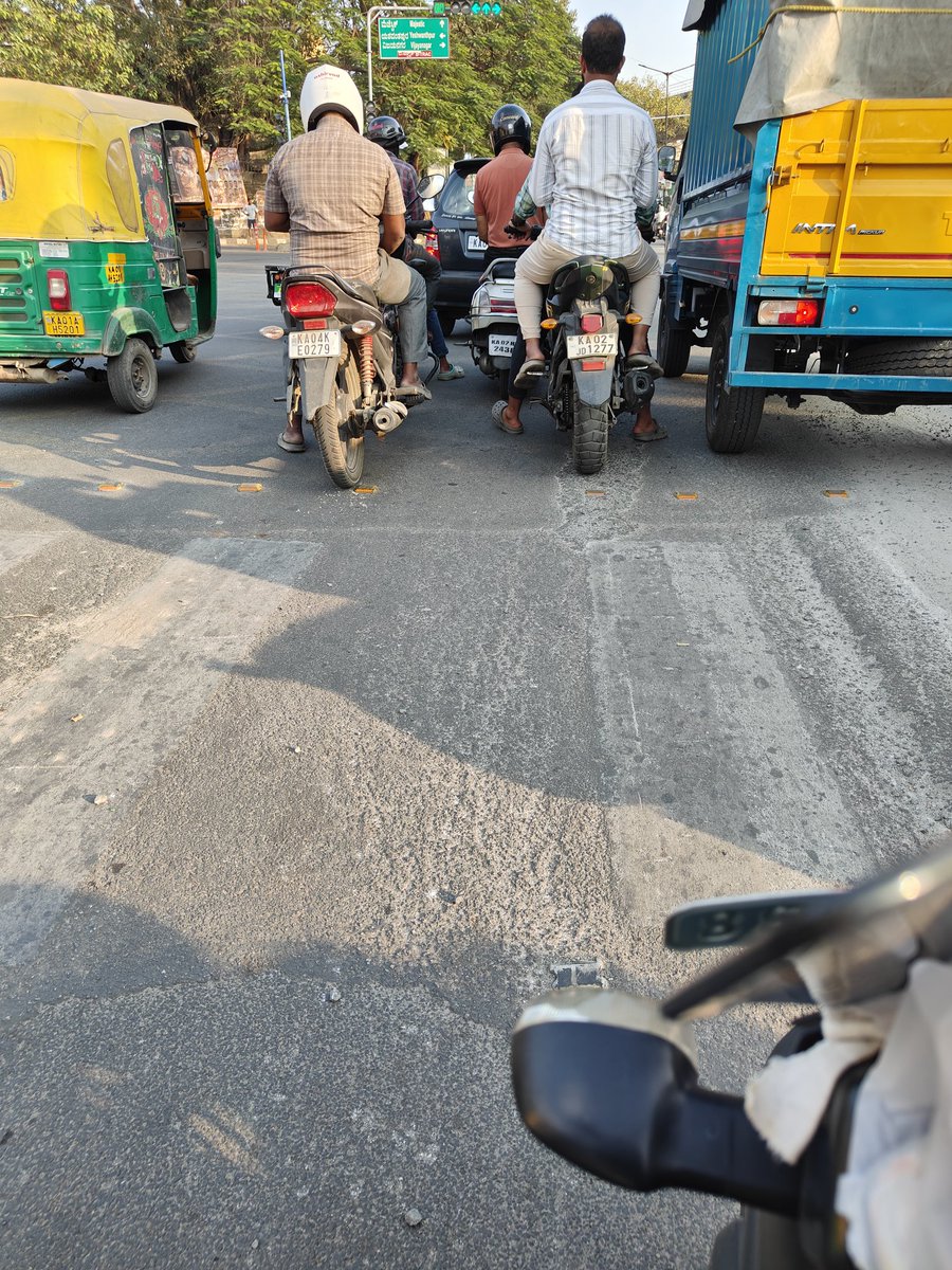Rider and pillion rider not wearing helmet and also a rash driving.
Place : Magari road signal (near Vijayanagar D Mart)
Date: 01/02/2025
Time : 4.52pm
Please take necessary actions 

<a href="/blrcitytraffic/">ಬೆಂಗಳೂರು ಸಂಚಾರ ಪೊಲೀಸ್ BengaluruTrafficPolice</a> <a href="/magadiroadtrfps/">MAGADI ROAD TRPS ಮಾಗಡಿರಸ್ತೆ ಸಂಚಾರ ಪೊಲೀಸ್ ಠಾಣೆ.</a> <a href="/vijayanagartrps/">VIJAYANAGAR TRAFFIC BTP</a>