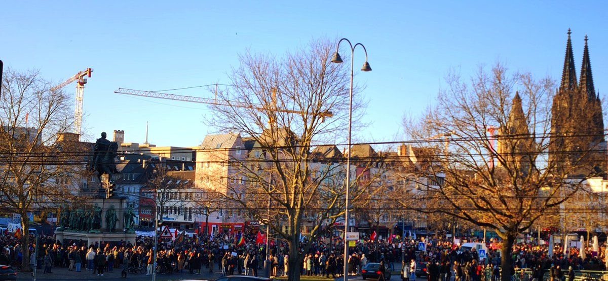 parents4future's tweet photo. Gegen die Normalisierung der Rechtsextremen, für eine gerechte & solidarische Gesellschaft!
Köln ist bunt. #FCKAFD. Heumarkt, 01.02.2025 #K0102 @KolnOmas @kgegenrechts @parentskoeln https://t.co/X1iNpT3Tvg