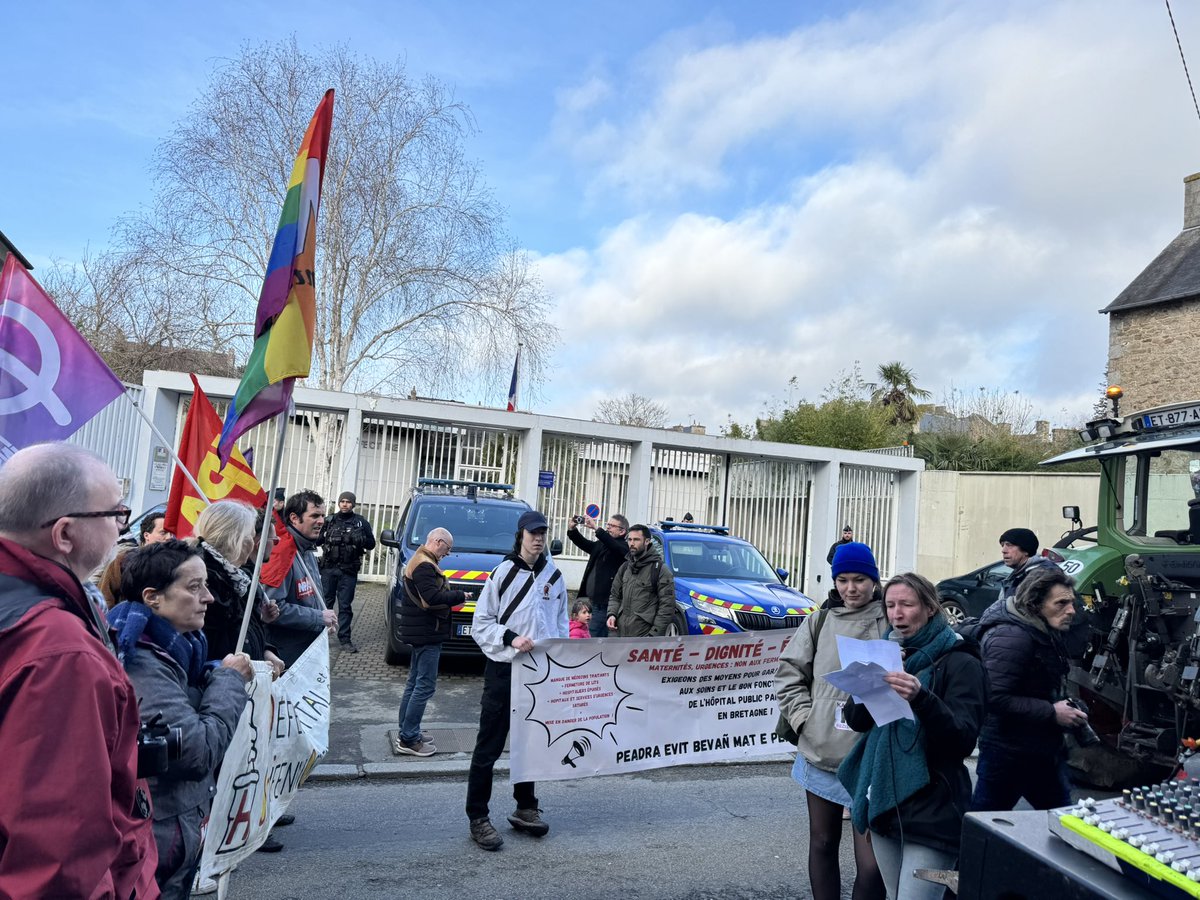 Manifestation pour défendre le système public de santé à #Guingamp : des manifestantes lisent le témoignages d'habitants des côtes d'armor souffrant des défaillance du système de santé devant la sous préfecture ! Les cahiers de doléances ont été remis au sous préfet.