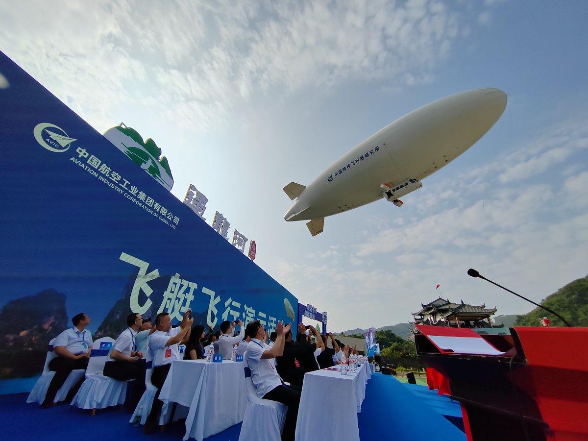 XHespanol's tweet photo. El dirigible tripulado más grande para uso civil #AS700, desarrollado independientemente por #China, se encuentra listo para entrar en operación comercial este año, informó el periódico China Daily, citando fuentes de su desarrollador, la Corporación de la Industria de Aviación de China ➡️ https://t.co/XQbuTJfTBE
#SobreChina 🇨🇳 #XinhuaNoticias