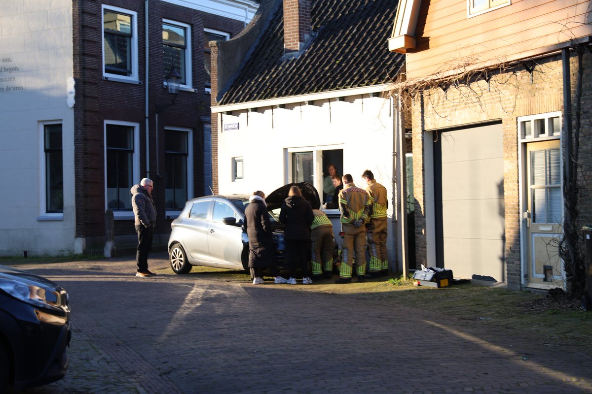 Kater gered uit motorgedeelte auto