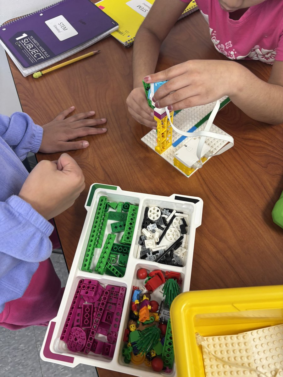 mrjfreedman's tweet image. 3rd grade students exploring LEGO SPIKE Essential kits and creating their own mini mini golf course. Ss coding the robotic golf club to move at different speeds to make their hole in one. @LEGO_Education #LEGOEducation #LEGOEducationAmbassador #pauldingstem
