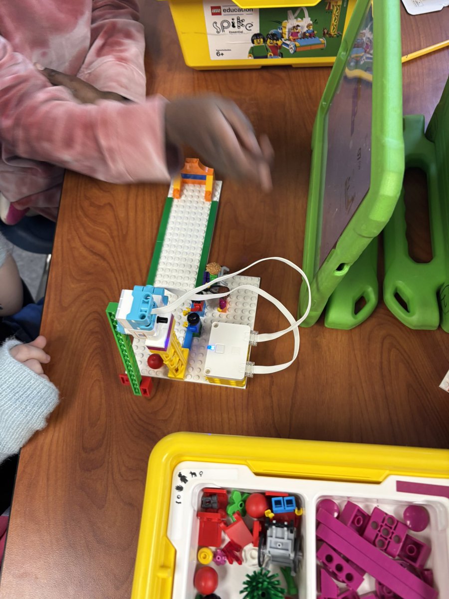 mrjfreedman's tweet image. 3rd grade students exploring LEGO SPIKE Essential kits and creating their own mini mini golf course. Ss coding the robotic golf club to move at different speeds to make their hole in one. @LEGO_Education #LEGOEducation #LEGOEducationAmbassador #pauldingstem