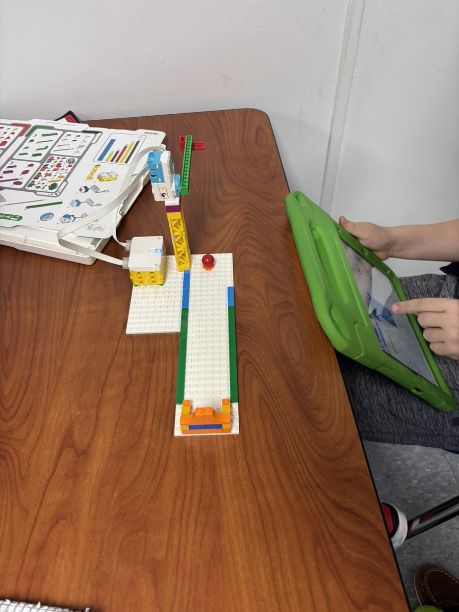 mrjfreedman's tweet image. 3rd grade students exploring LEGO SPIKE Essential kits and creating their own mini mini golf course. Ss coding the robotic golf club to move at different speeds to make their hole in one. @LEGO_Education #LEGOEducation #LEGOEducationAmbassador #pauldingstem