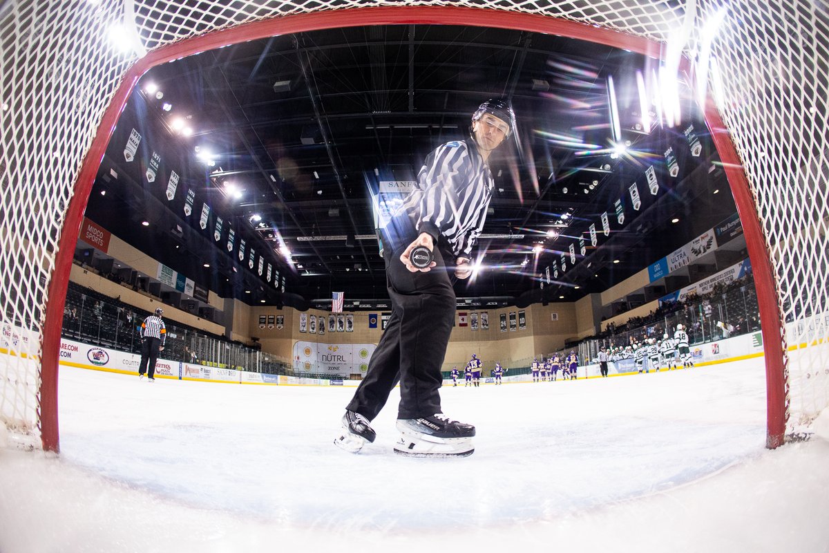 brentcizekphoto's tweet photo. Linesman Brendan Skime had to get in on the netcam action. https://t.co/Cl5xPuP7zx