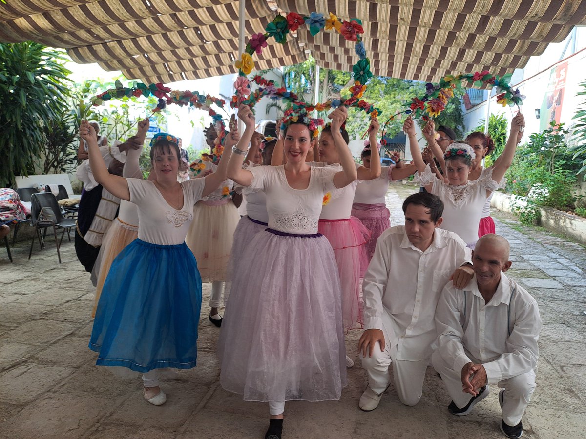 PsicoballetCuba's tweet photo. #mundopsicoballet Recibimos a cineasta español. #PsicoballetCuba https://t.co/Trya9908OK