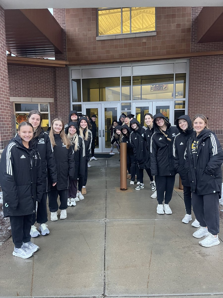 ESU_WoSoccer's tweet photo. Another High Five Friday in the books🖐️ Thanks for having us Riverside Elementary!

#StingersUp https://t.co/9YEyZShFux