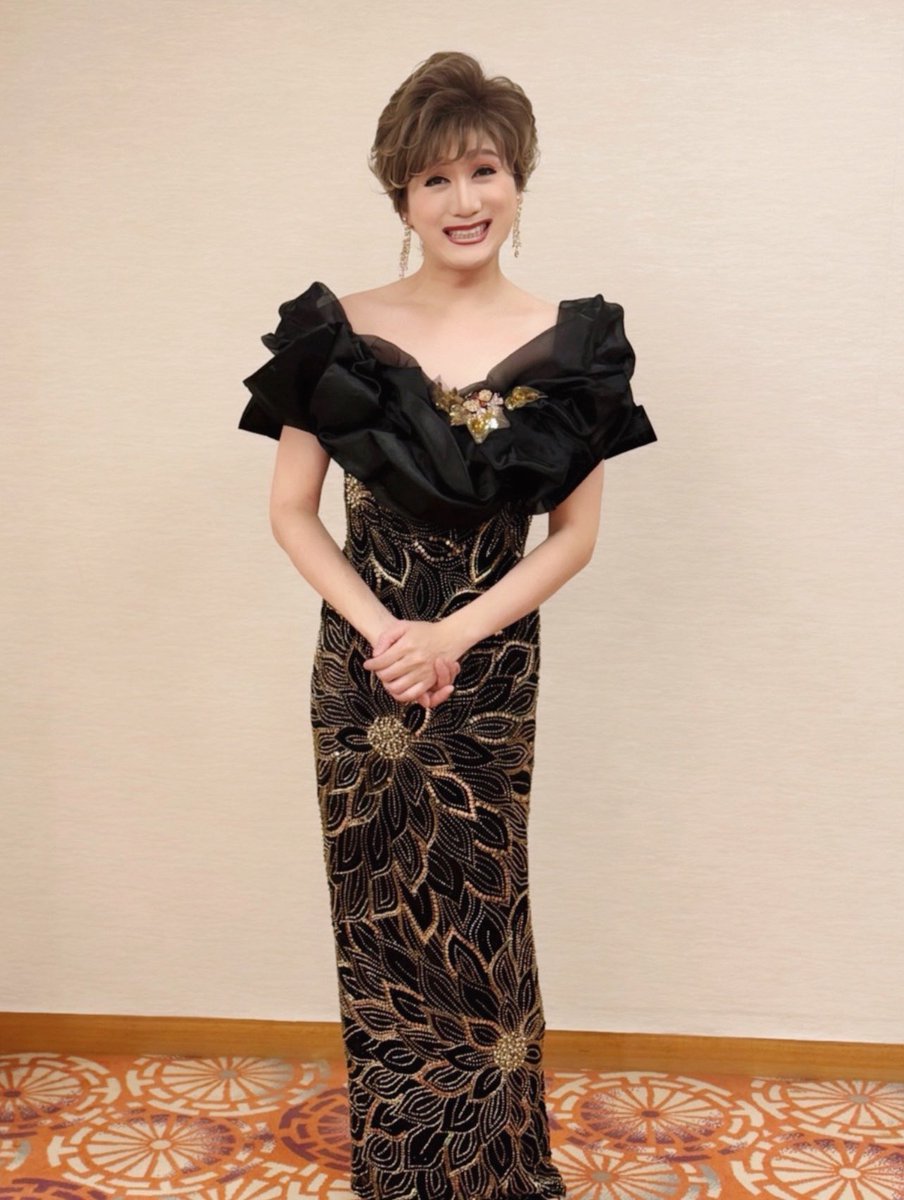 r_t_s21's tweet image. 実は先日、小林幸子さんから、新たにドレスをいただきました！！！😭✨

今年最初のお仕事で着させていただきました✨✨
さらに直筆のお手紙やご飯のお供まで入れてくださっていて…感動で胸いっぱいです😭

幸子さん本当にありがとうございます🙇🏻‍♂️‼️
大切に着させていただきます❣️