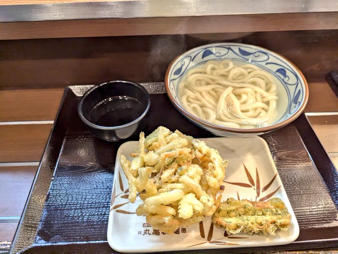 今日の夕飯
丸亀製麺の一日釜揚げうどん大と天ぷら
釜揚げうどんの日なので釜揚げ大とかき揚げを食事
客の回転が良いので麺もモチモチ茹でたてでした😚
かけ出汁は天つゆと同じポットに保存されていて紙コップで飲むことが出来ました。
生姜湯風にして飲むとこれまた美味い!
#ごはん部日誌 