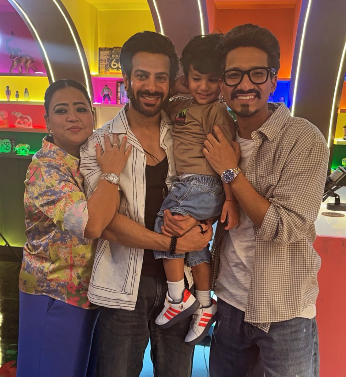 ButterCupcake_A's tweet photo. Him with babies >>>>🥺

#karanveermehra https://t.co/Rz8U7wHBHO