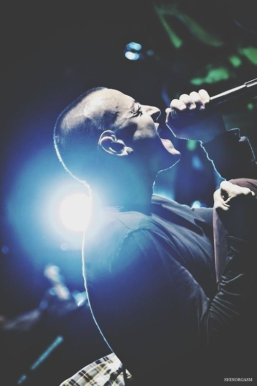 da1_lp_cb's tweet photo. Spotifyをシャッフルで聴いてると新生LPと旧LPが交互に流れて、ふとした時にチェスターがいない現実に叩きつけられて、やっぱりめちゃ寂しくなる。
これは聴く度に一生感じるんやろな😣
最近またLOSTが良すぎてめちゃくちゃ聴いてる。チェスター魂の叫びが良すぎる😢 https://t.co/UAfNhneoKb