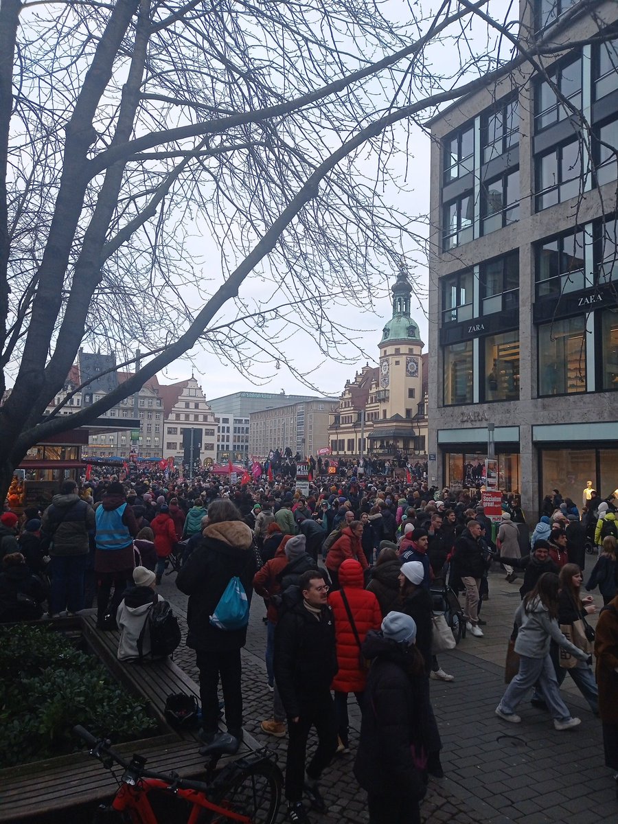 Wir sind super viele Menschen heute in Leipzig, zehntausende gegen Merz und die CDU! ✊🔥

Die Spitze der Demo ist am Markt angenommen, und die letzten Reihen sind noch gar nicht los gelaufen 🤯 #le0102 #widersetzen #Zustromsbegrenzungsgesetz