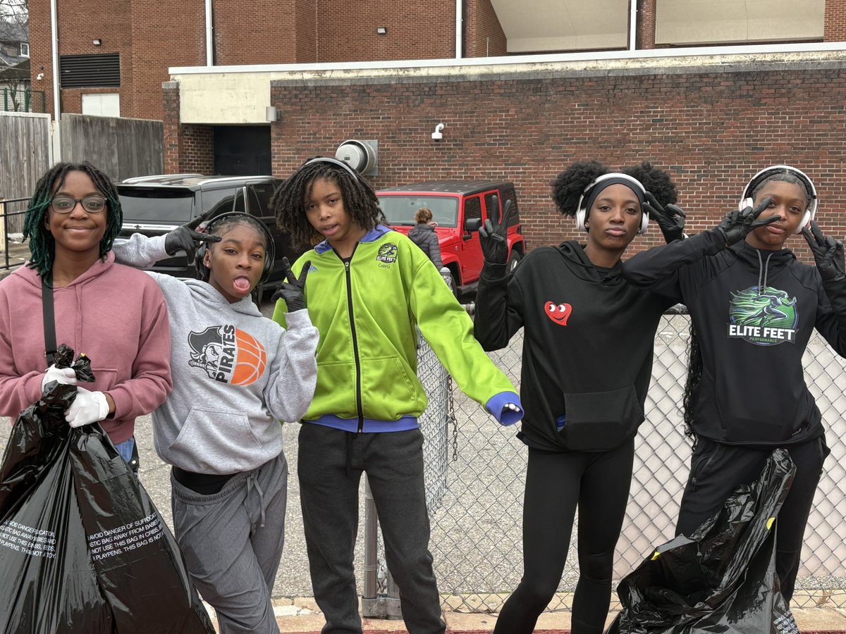WMajorWright's tweet image. Began a walk around the Crump Stadium track this morning and noticed how trash was everywhere. By my second lap, @EliteFeetPerformance Track Club was out there cleaning up. Appreciate you guys!!! Give them a shout out on Instagram or Facebook!