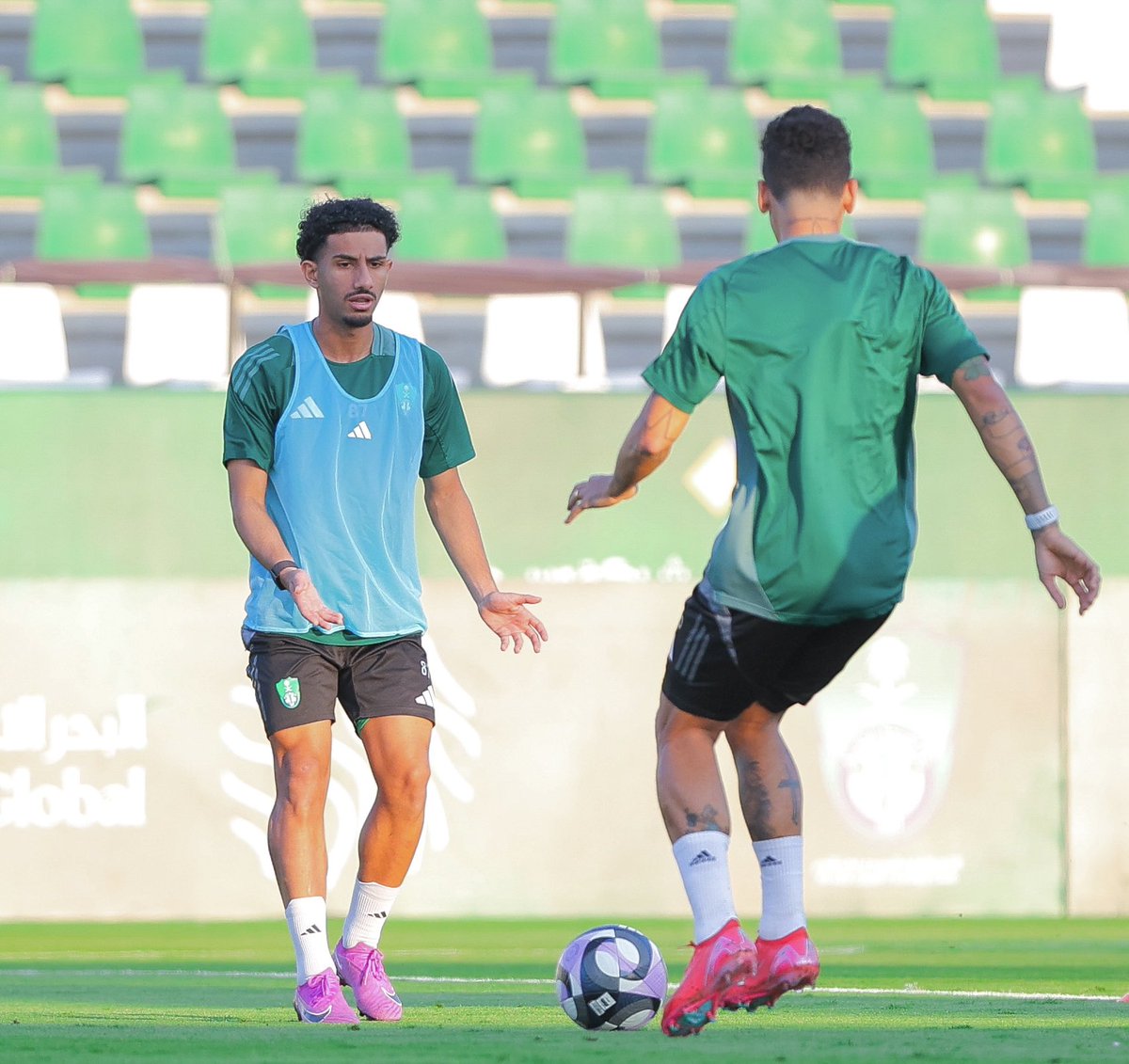 xramez241's tweet image. جماهير الملكي الغالية .. المدرج العظيم ..
تجديد عهد وانتماء .. قبل ان يكون عقد ..
أربعة أعوام قادمة مع #الاهلي سأسعى جاهداً خلالها لتقديم كل ما لدي لخدمة هذا الكيان العظيم كمًا أحب اشكر الاستاذ عبداللطيف الغنام على حرصه الدائم و كونه الاخ قبل الوكيل ، together always💚🤍