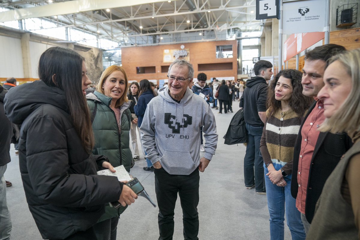 EHUazokan izan gara gaur Arabako Campuseko Hezkuntza eta Kirol Fakultatean. Standetako irakasleen orientazio arreta bikaina jaso dute etorkizuneko ikasleek, eta hauen interes eta kezkak bertatik bertara ezagutzeko aukera izan dugu.