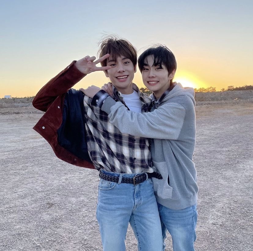 hoonjbol's tweet photo. someone pass me a cigarette. https://t.co/qKZnxulkyi
