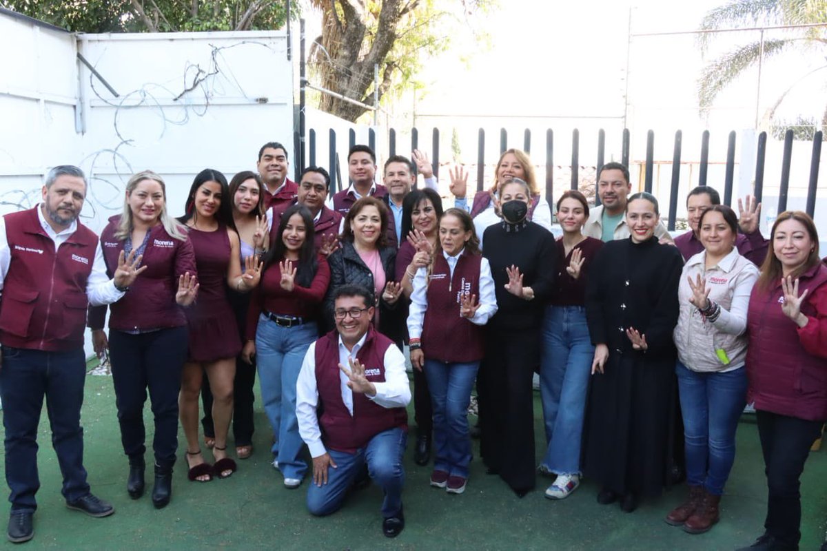 sinfiltroshola's tweet photo. La presidenta de la Junta de Gobierno y Coordinación Política, del @CongresoPue @artemisa_laura junto con algunos compañeros diputados, recibió su credencial oficial que la avala como militante del @PartidoMorenaMx y la reconoce como integrante del mismo. https://t.co/Rbl9344EiH