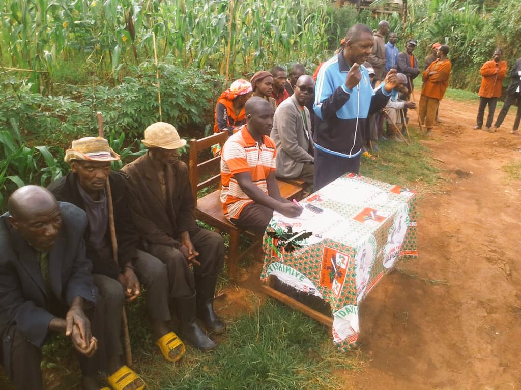 Cndd_FddMwaro's tweet photo. Ubuserukizi bw'umugambwe @CnddFdd muri zone #Rorero,bwaragendeye abagumyabanga bo mu gacimbiri mashunzi ku mutumba #Mashunzi mu ntumbero yo kubandanya bitegurira amatora yimirije. https://t.co/qT5vWDBX11