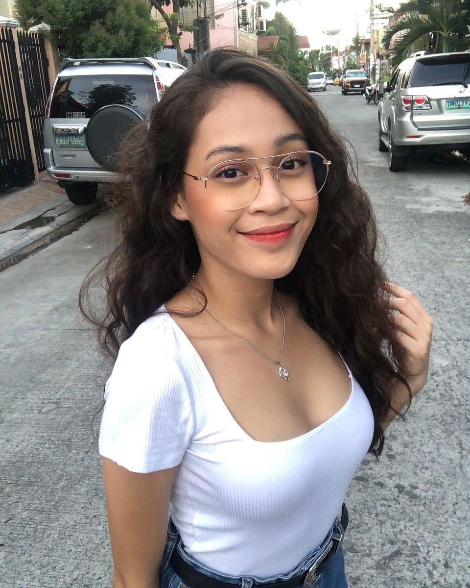 Charlizefefe's tweet photo. Would u date a petite Pinay?😖 https://t.co/AfMoKgsl5Q