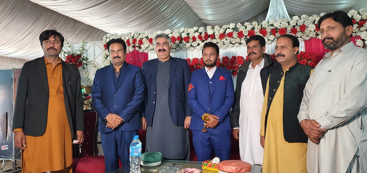 AsgharJoiyaUpd's tweet photo. (فورٹاباس ضلع بہاولنگر)۔۔ جنرل سیکرٹری تحریک انصاف جنوبی پنجاب عوامی ایم پی اے حلقہ پی پی 253 بہاولپور ملک اصغر جوئیہ صاحب کی انسپیکٹر اکبر خان جوئیہ صاحب کے بھائ ظفر اقبال جوئیہ کی شادی کی تقریب میں شرکت۔
#GSPTI #PTISP #PP253 #MalikAsgharJoiya https://t.co/qzkNJYU79t