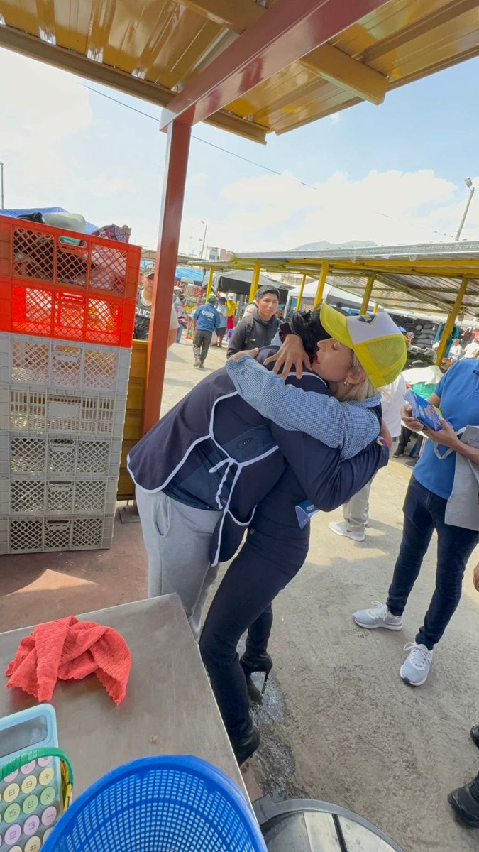 KarlaRoseroV's tweet photo. Me llena de mucha alegría compartir con nuestra gente de las ferias. Nuestro objetivo es acercar nuestras propuestas y escuchar sus demandas. #KarlaRoseroNoImprovisa #tilleriapresidente2025 #karlaroserovicepresidente #karlavice #reseteodelsistema https://t.co/eihghWOf9N