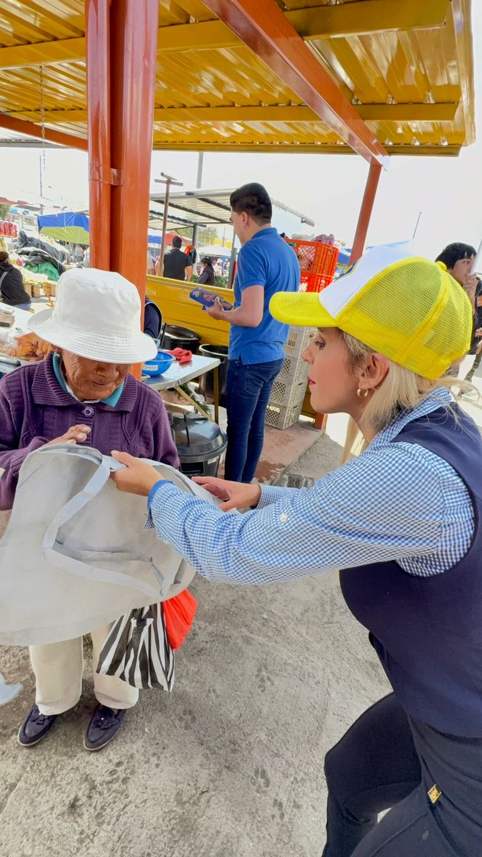 KarlaRoseroV's tweet photo. Me llena de mucha alegría compartir con nuestra gente de las ferias. Nuestro objetivo es acercar nuestras propuestas y escuchar sus demandas. #KarlaRoseroNoImprovisa #tilleriapresidente2025 #karlaroserovicepresidente #karlavice #reseteodelsistema https://t.co/eihghWOf9N
