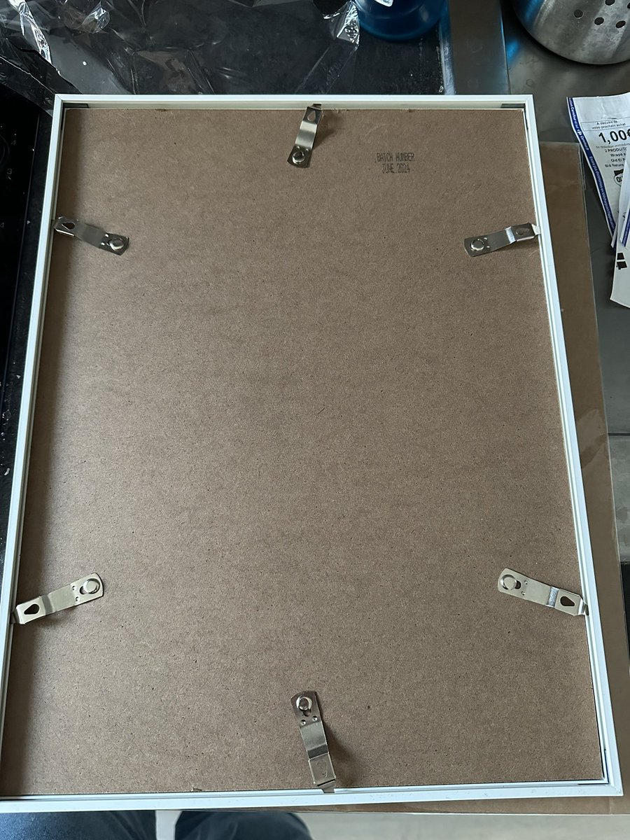 Alors, je suis pas bricoleuse d’accord mais c’est moi où il manque un truc ?
<a href="/leroymerlinfr/">Leroy Merlin</a> comment je fais « un mur de cadre » si je peux pas le fixer au mur en question ?