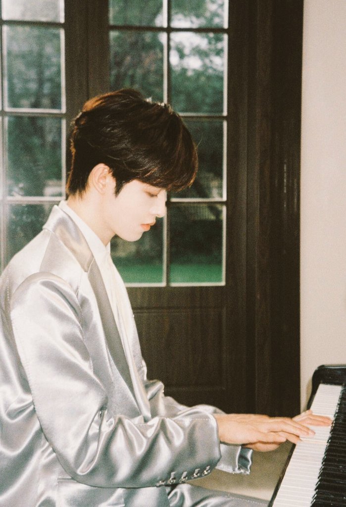 lollyism's tweet photo. #CreateCember บทสรุป
ฟิค #โหวเถียน romantic horror

Night at the piano museum

(1) ชายผมบลอนด์

—

'น้องเฉิน พี่ฝากดูของที่แขกลืมไว้ในห้องเปียโนโบราณชั้นสี่ให้หน่อยได้ไหมคะ'

'ตอนเขาโทรมาฝากเก็บ บอกว่าเป็นของสำคัญเดี๋ยวพรุ่งนี้จะเข้ามารับ พี่ก็ขับออกมาก่อนแล้ว'

'รบกวนหน่อยนะลูก' https://t.co/ZZURG22mM9