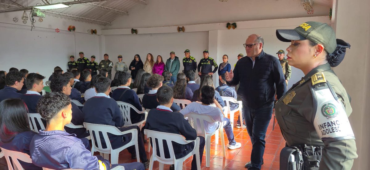 PoliciaSabana's tweet photo. #proteccionPonal realizamos el acompañamiento en la institución Educativa Departamental #Zipacon con toda nuestra oferta institucional y las entidades gubernamentales del municipio
#DiosyPatria #RegresoAClases https://t.co/oV99MammGN