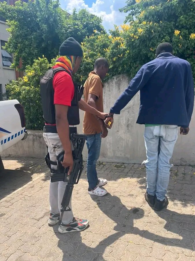 Breaking news 

Two suspects, aged 23 and 31, have been arrested in connection with the fatal shooting of a traffic warden. 

The incident occurred on Wednesday, January 29, in the Esangweni section of Tembisa.

#CrimeStop