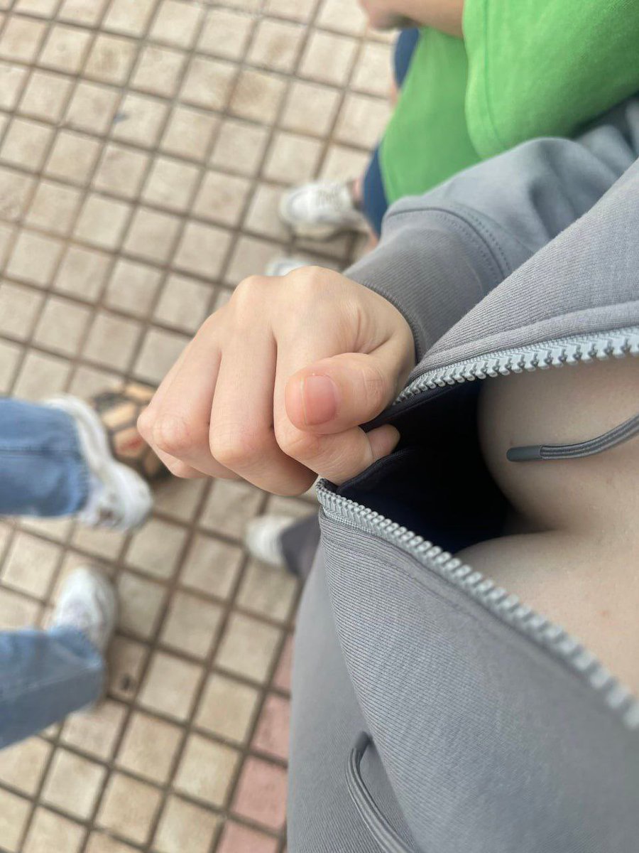 ruanruanjiang_'s tweet image. 和相亲对象一起散步露出，好怕被他发现我是个骚货，天天约炮🥵